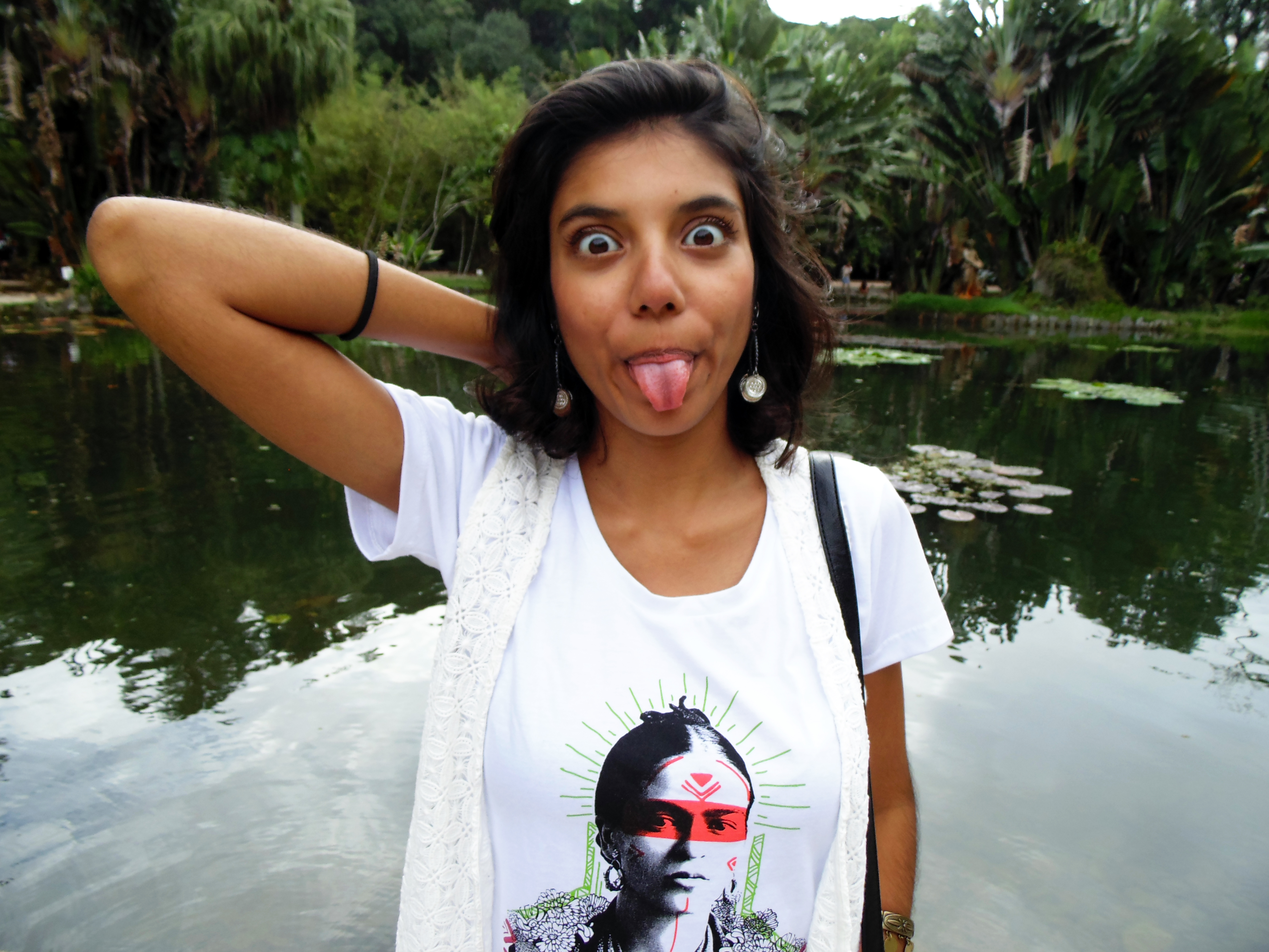 look_do_dia_tshirt_frida_canocano_tees_colete_franjas_tenis_animal_print_14