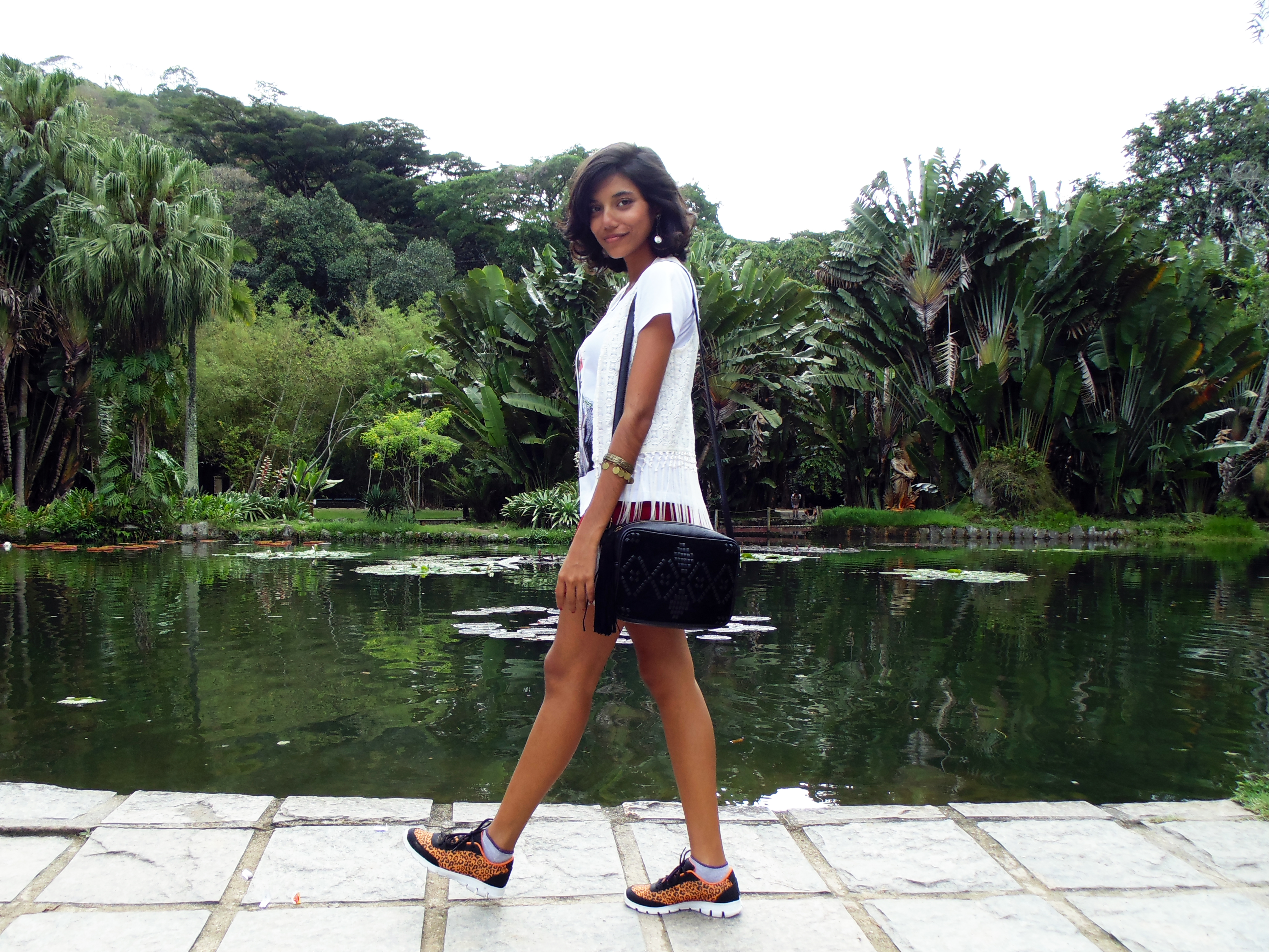 look_do_dia_tshirt_frida_canocano_tees_colete_franjas_tenis_animal_print_2