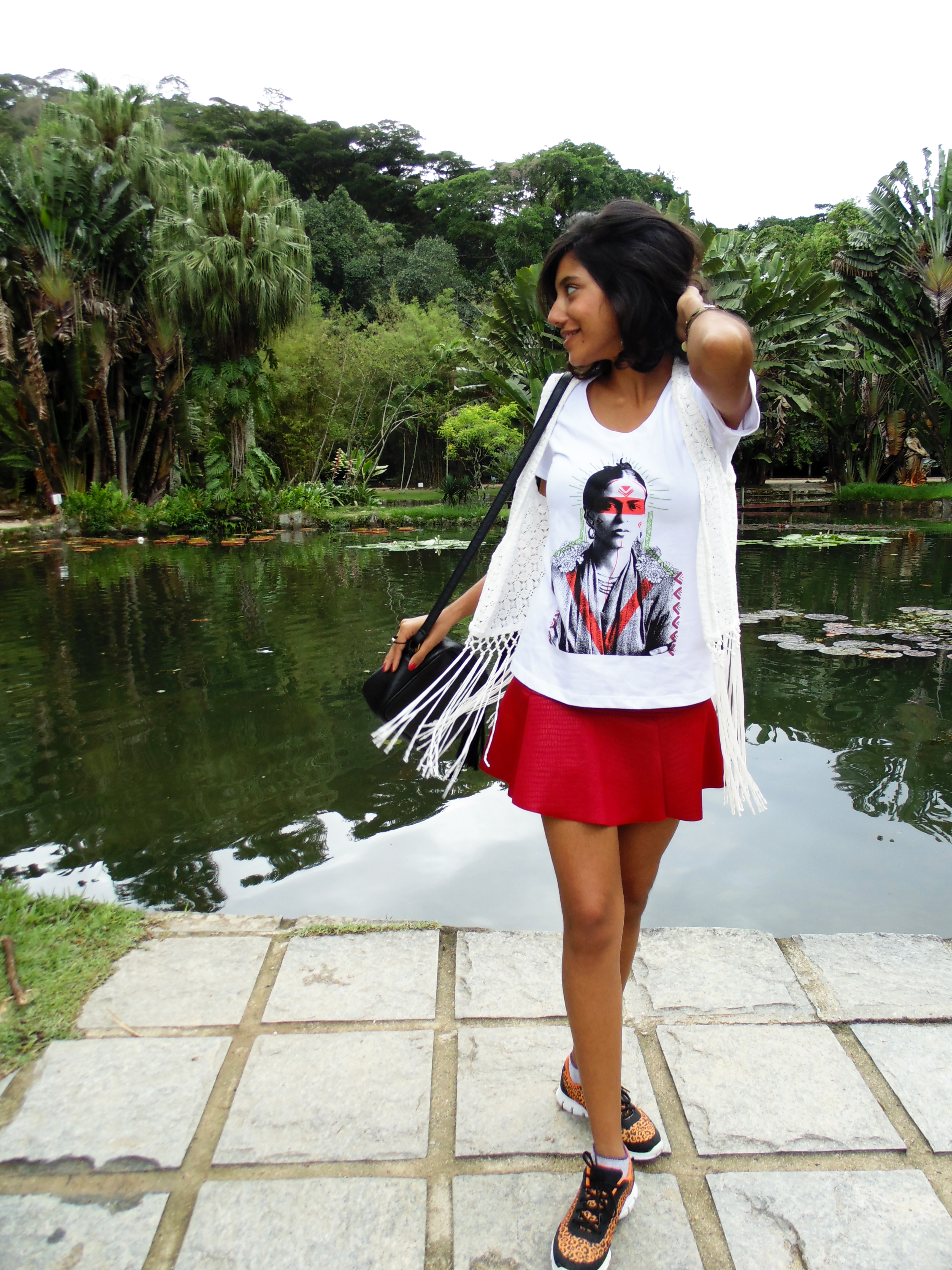 look_do_dia_tshirt_frida_canocano_tees_colete_franjas_tenis_animal_print_3