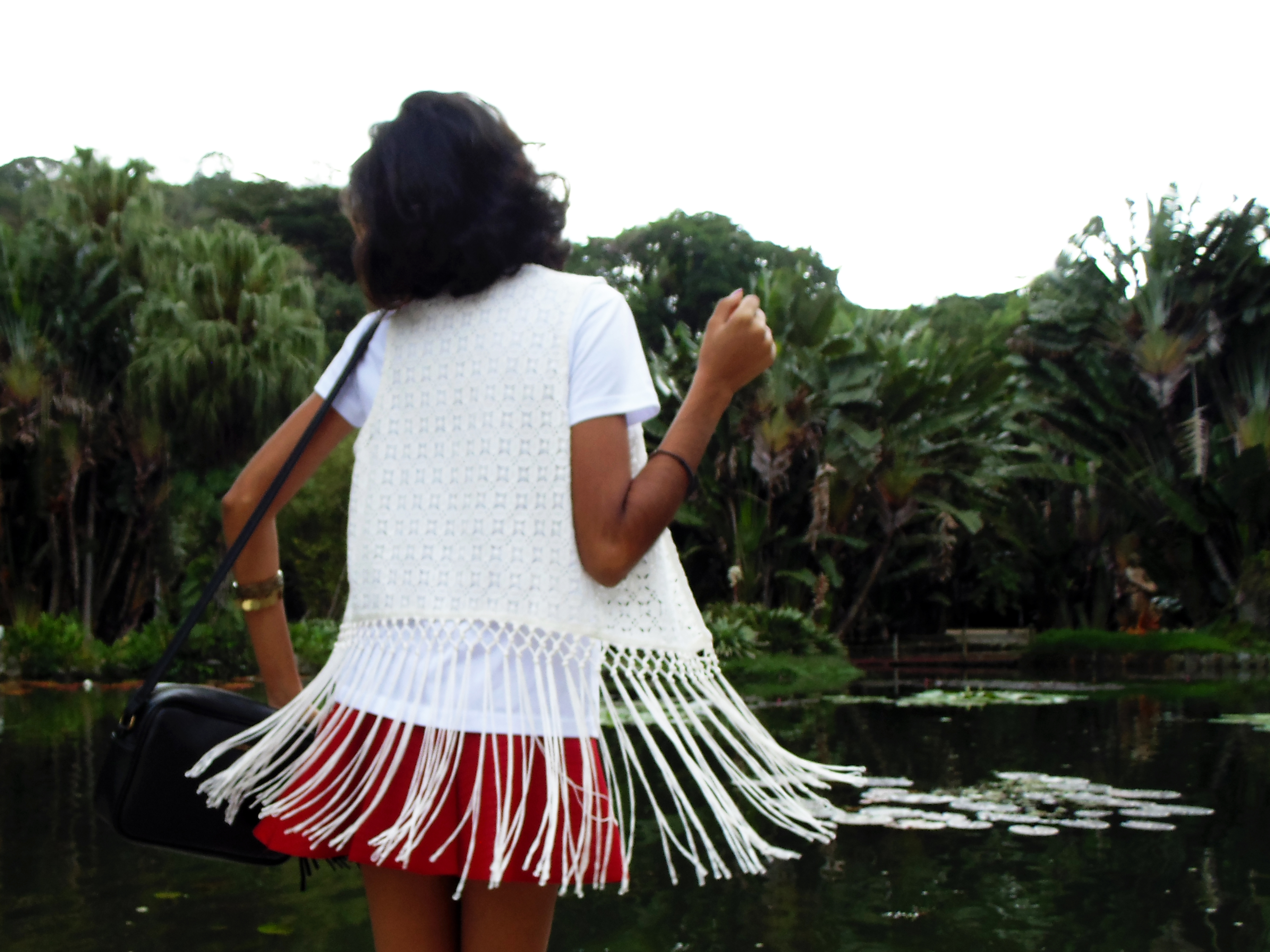 look_do_dia_tshirt_frida_canocano_tees_colete_franjas_tenis_animal_print_5