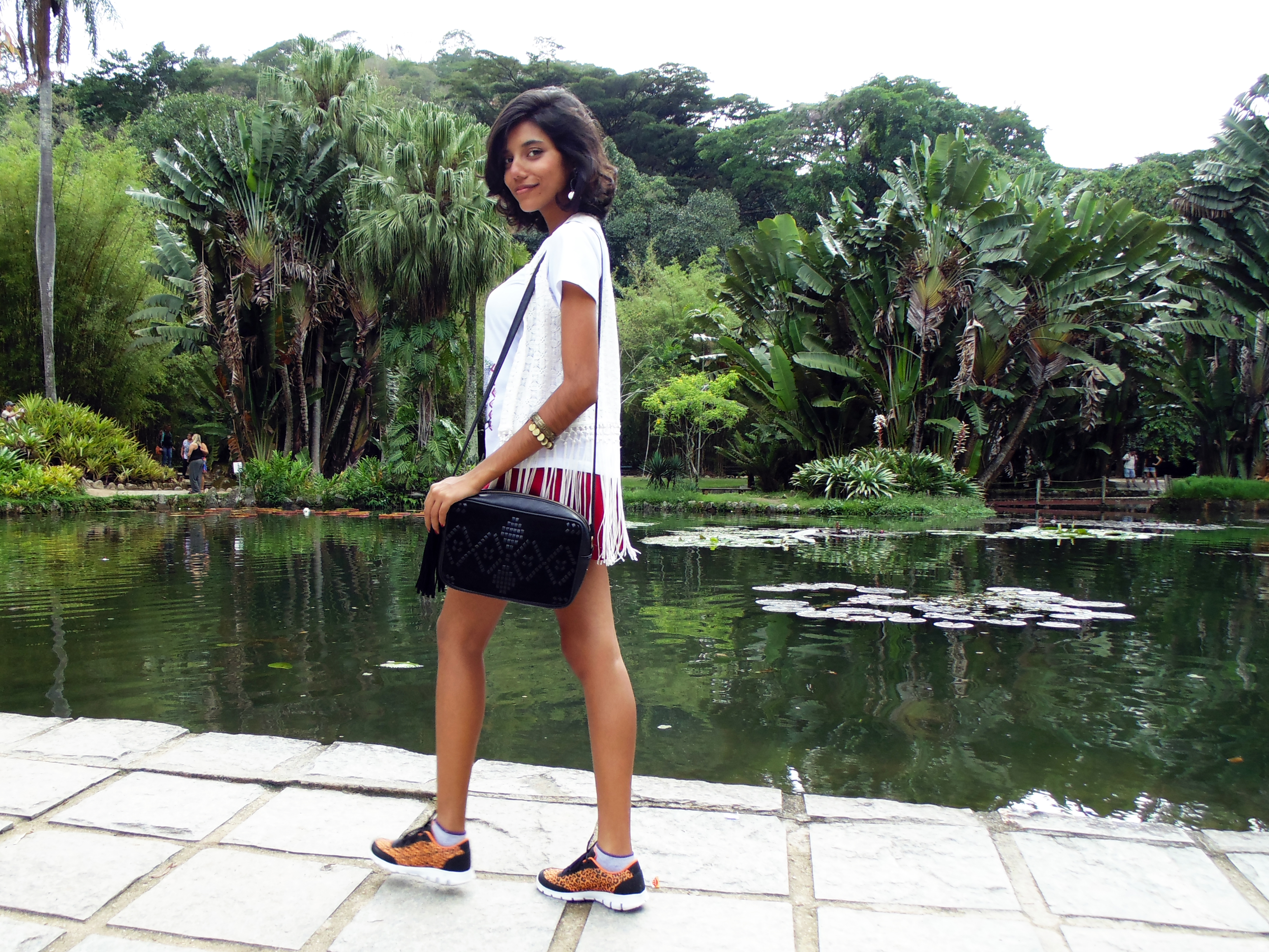look_do_dia_tshirt_frida_canocano_tees_colete_franjas_tenis_animal_print_8