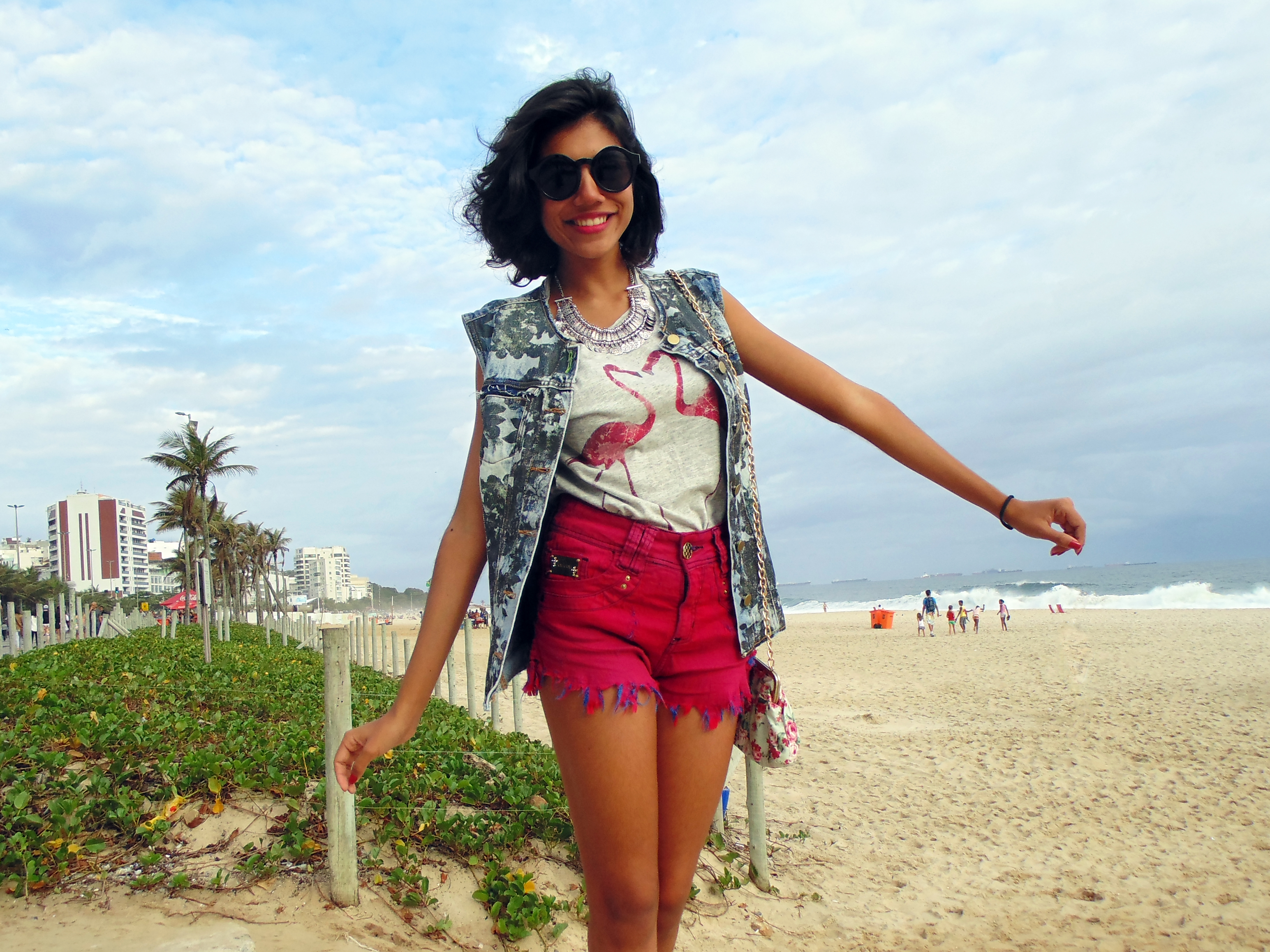 look_tshirt_flamingos_hot_pant_colete_jeans_estampado_elemenrais_gladiadora_1