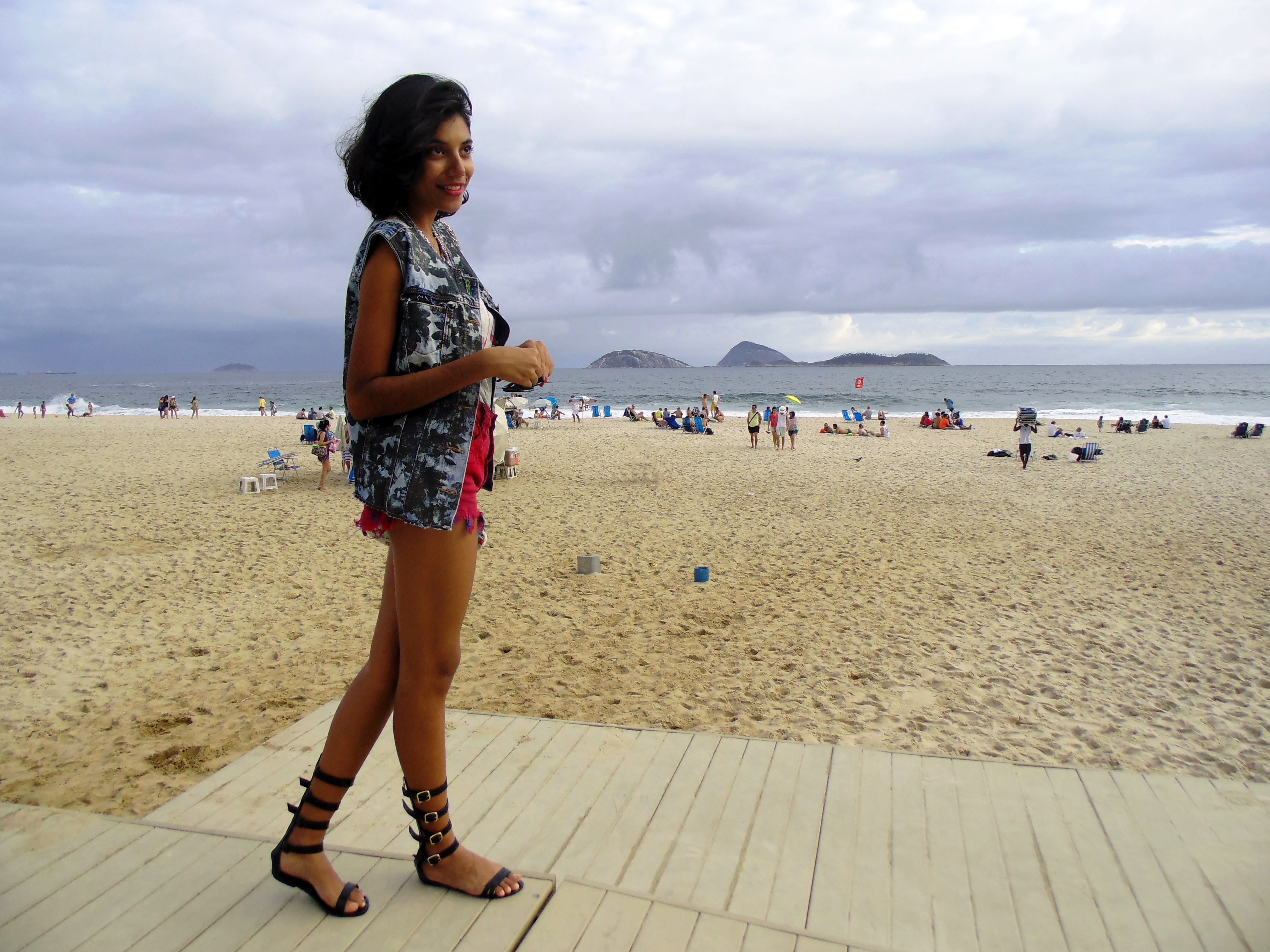 look_tshirt_flamingos_hot_pant_colete_jeans_estampado_elemenrais_gladiadora_10