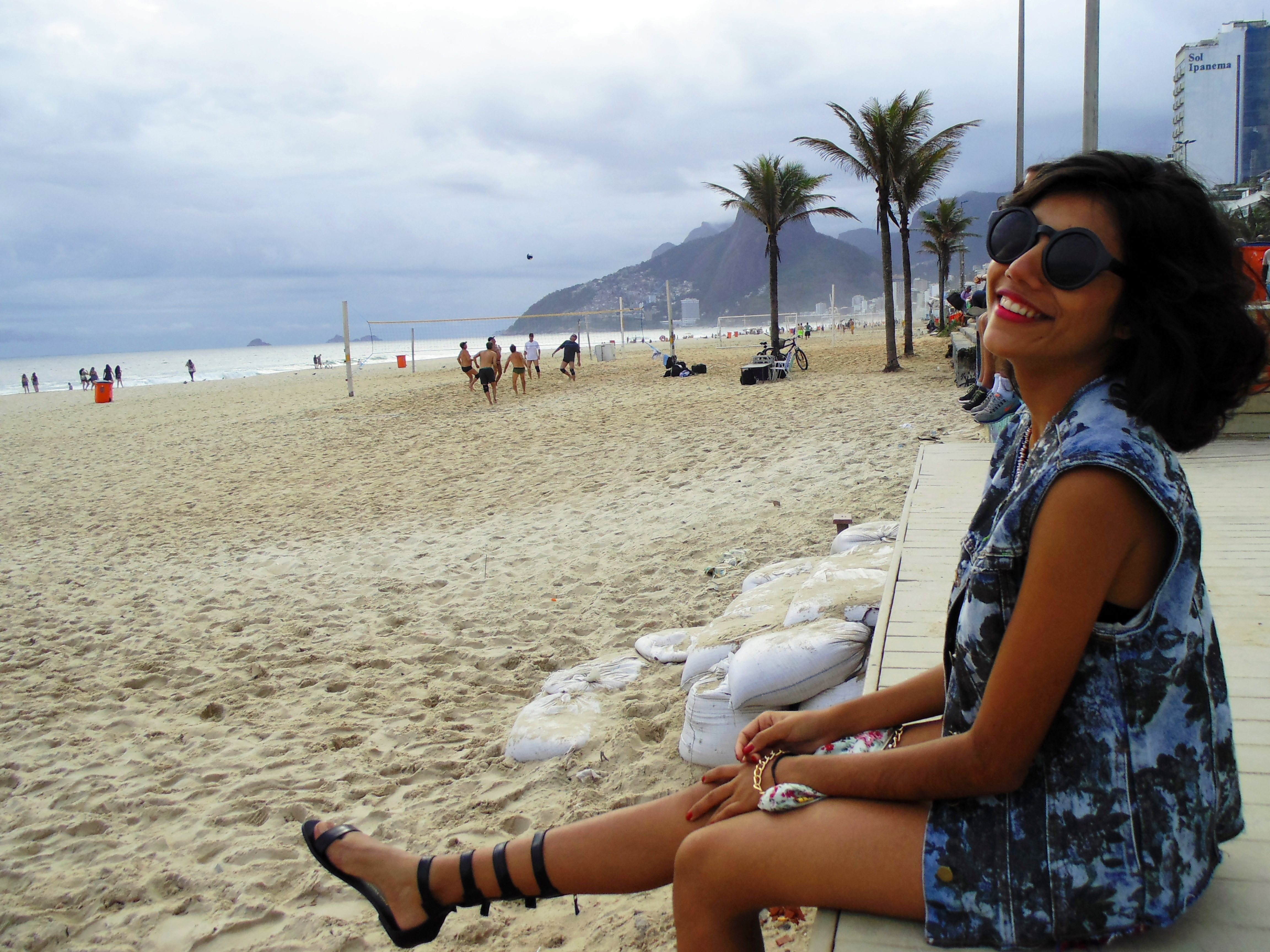 look_tshirt_flamingos_hot_pant_colete_jeans_estampado_elemenrais_gladiadora_12