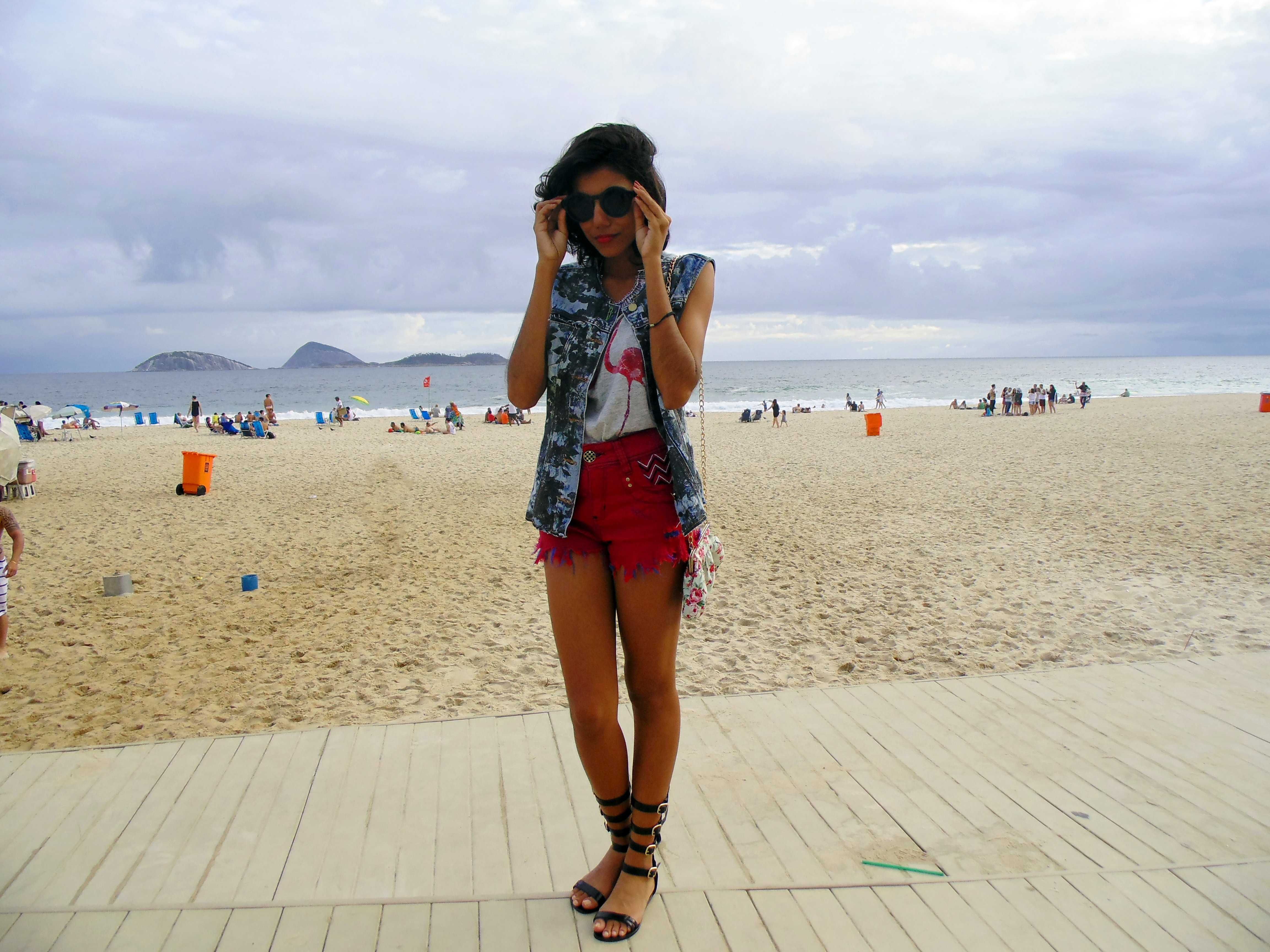 look_tshirt_flamingos_hot_pant_colete_jeans_estampado_elemenrais_gladiadora_14
