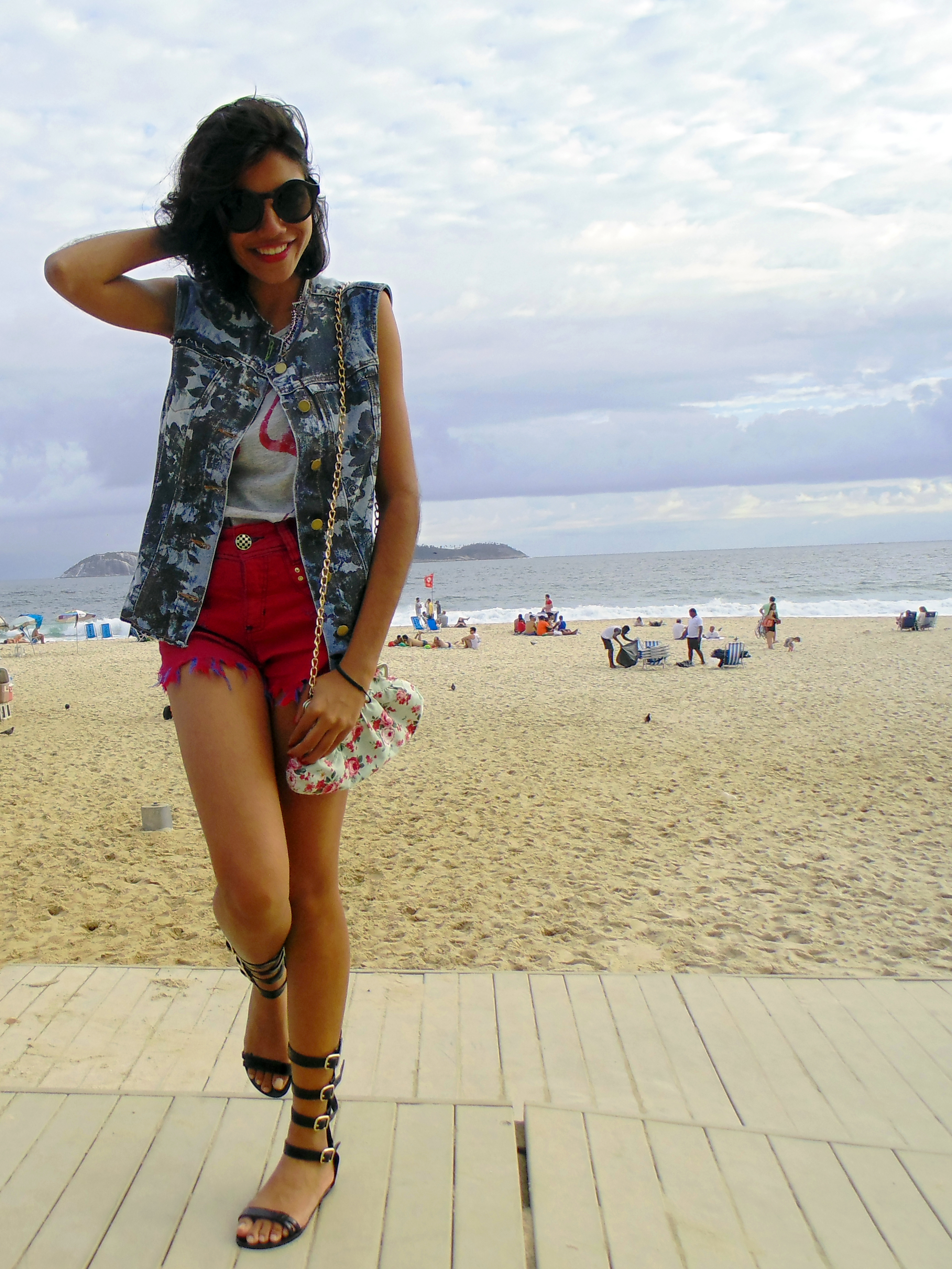 look_tshirt_flamingos_hot_pant_colete_jeans_estampado_elemenrais_gladiadora_15