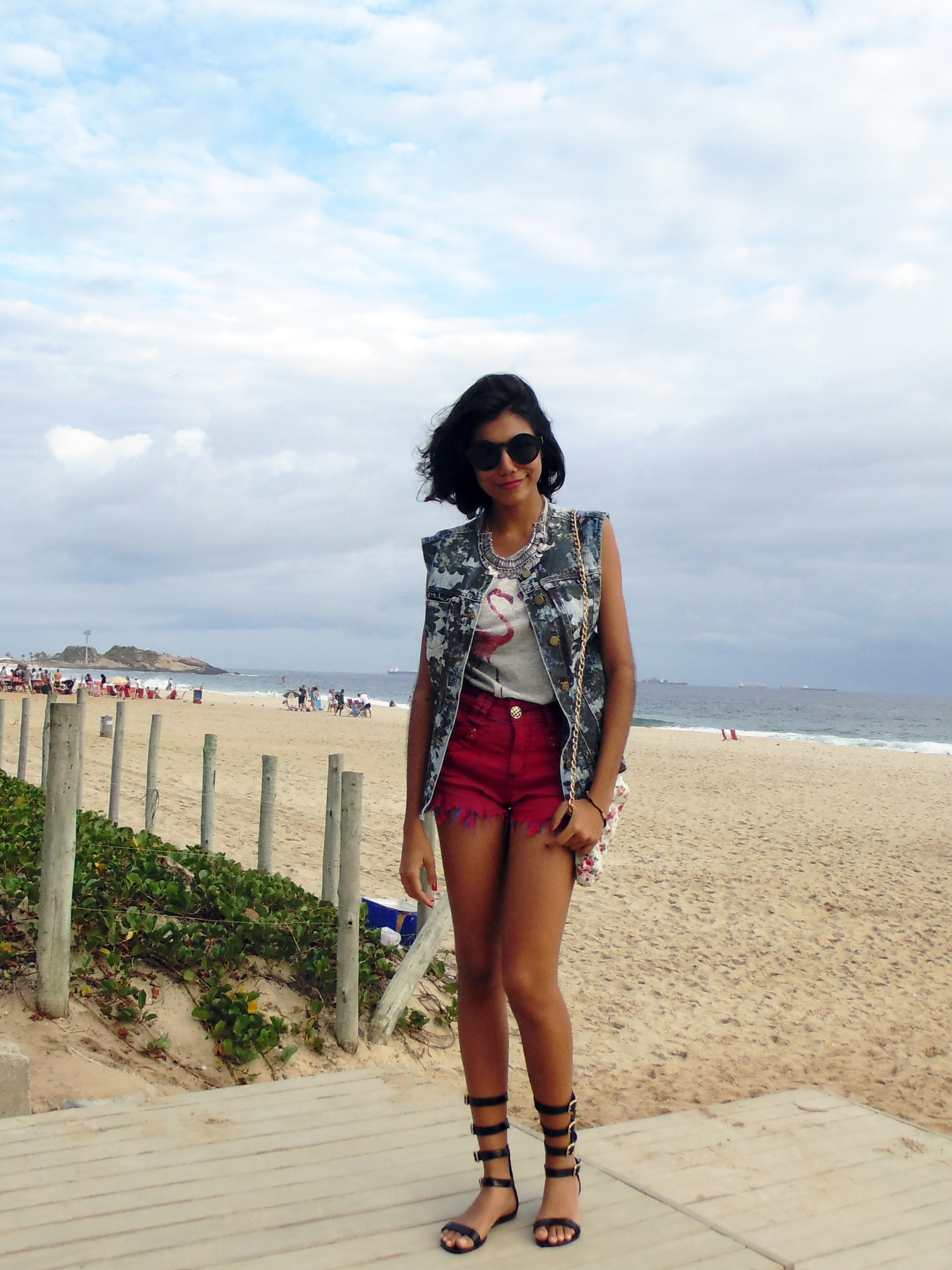 look_tshirt_flamingos_hot_pant_colete_jeans_estampado_elemenrais_gladiadora_2