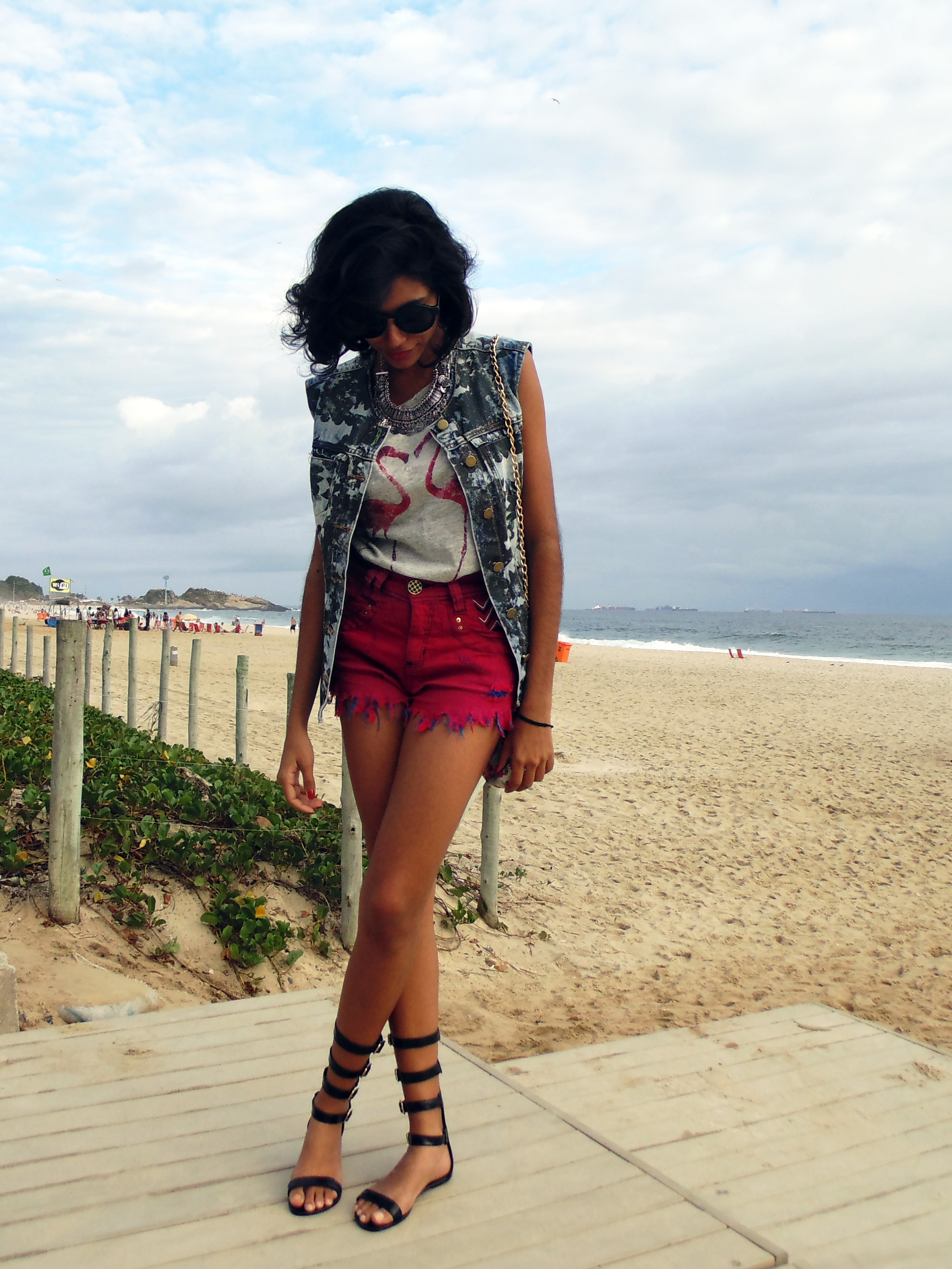 look_tshirt_flamingos_hot_pant_colete_jeans_estampado_elemenrais_gladiadora_3