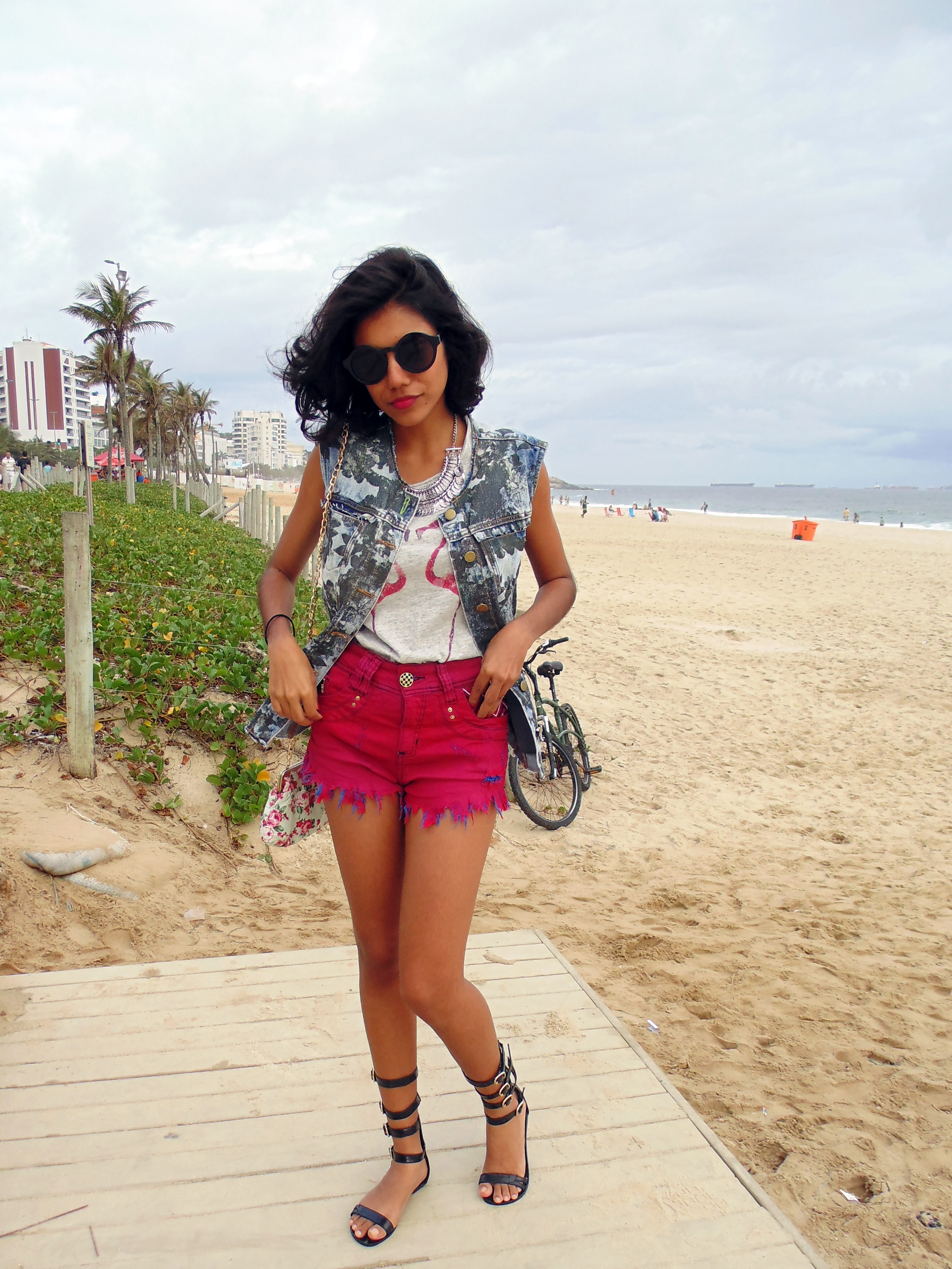 look_tshirt_flamingos_hot_pant_colete_jeans_estampado_elemenrais_gladiadora_4