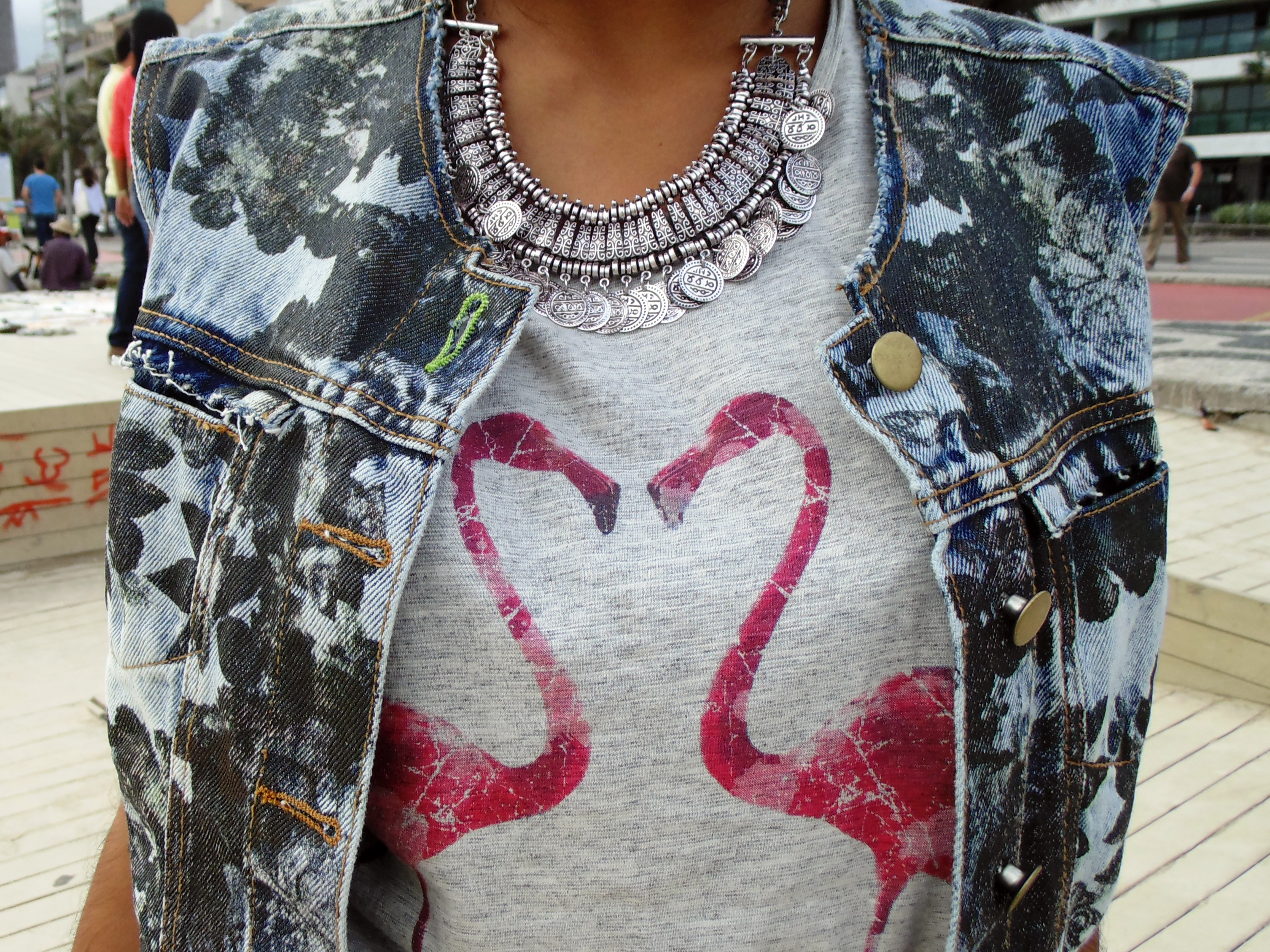 look_tshirt_flamingos_hot_pant_colete_jeans_estampado_elemenrais_gladiadora_5