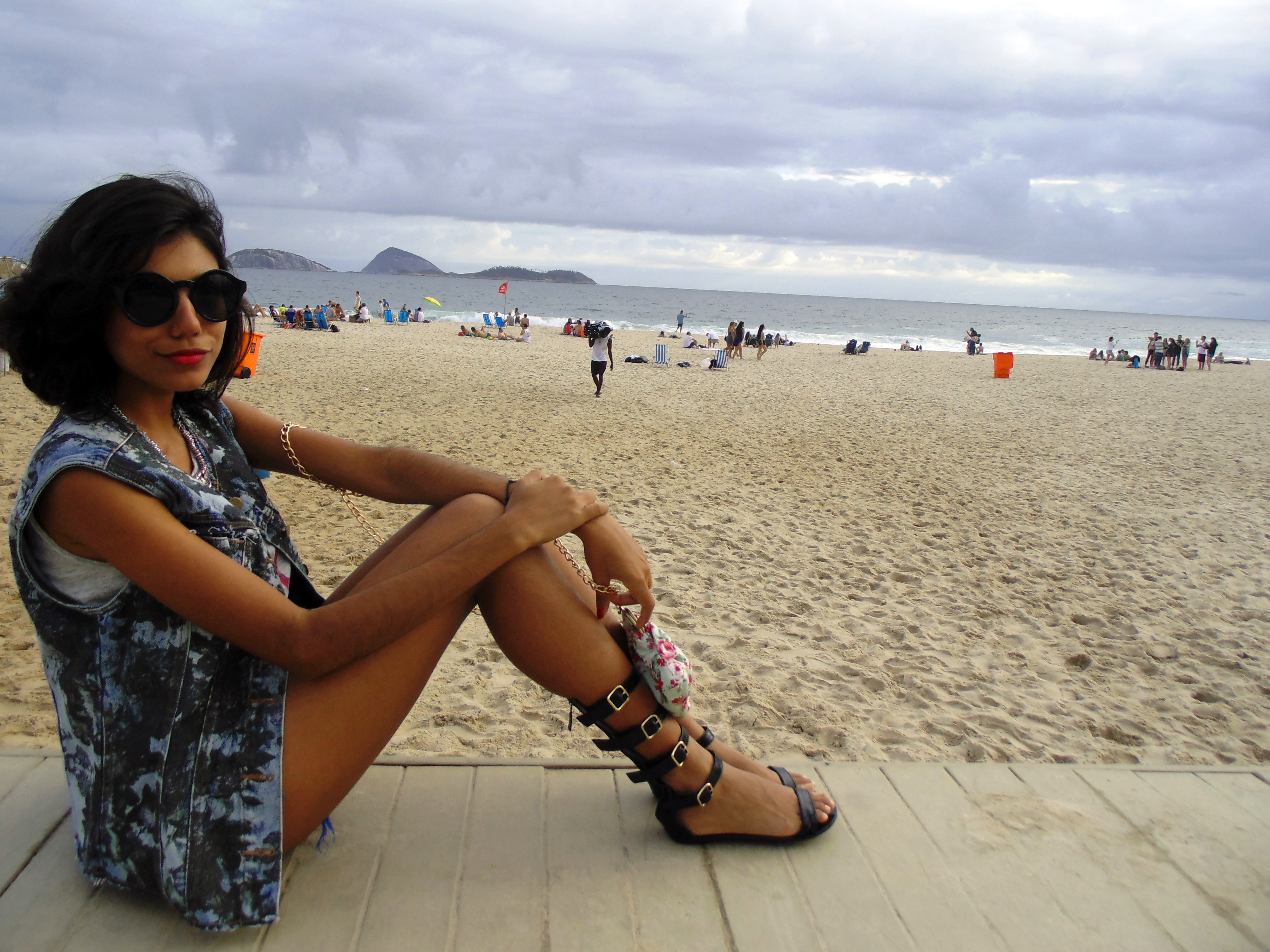 look_tshirt_flamingos_hot_pant_colete_jeans_estampado_elemenrais_gladiadora_6