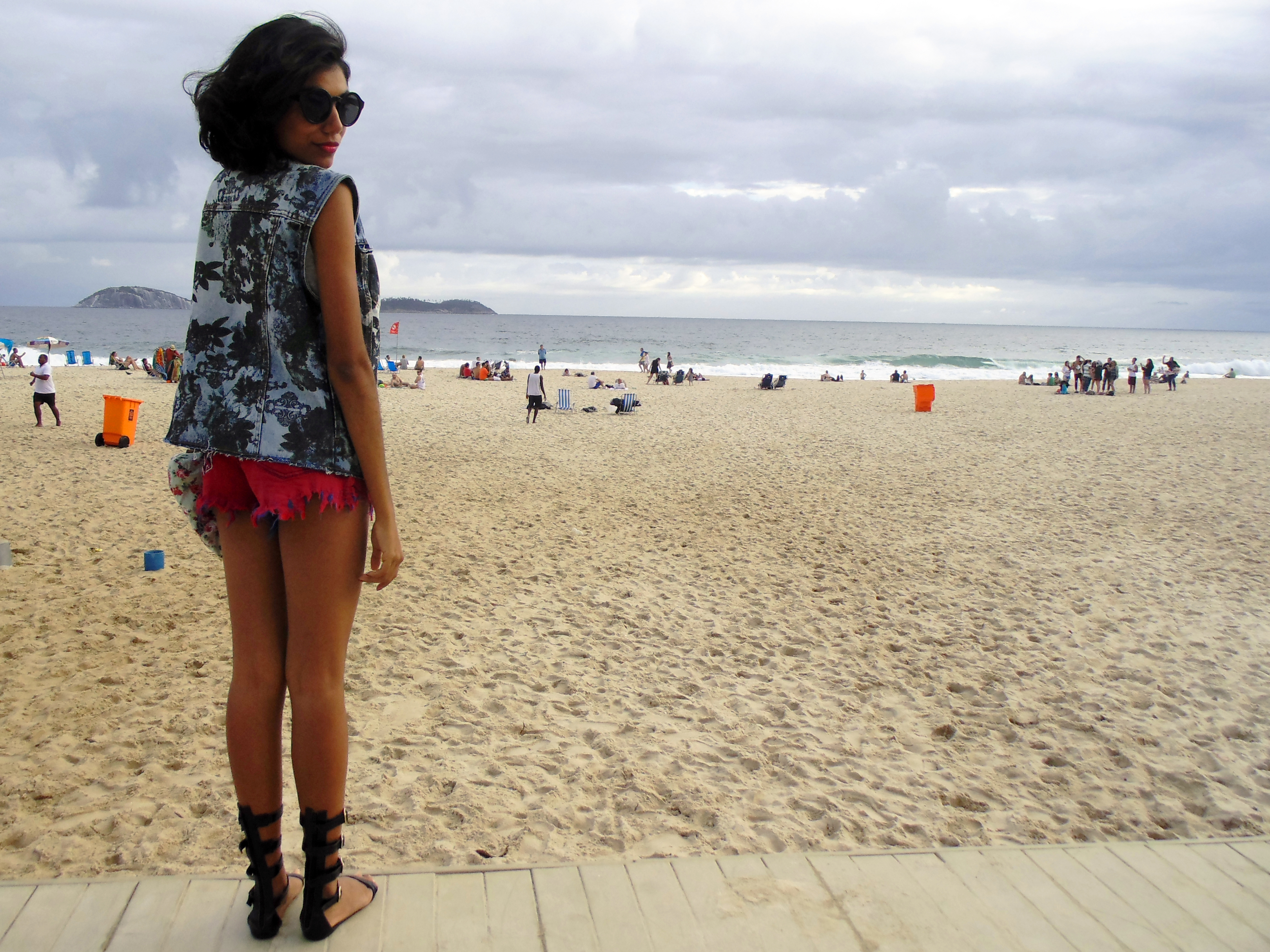 look_tshirt_flamingos_hot_pant_colete_jeans_estampado_elemenrais_gladiadora_7