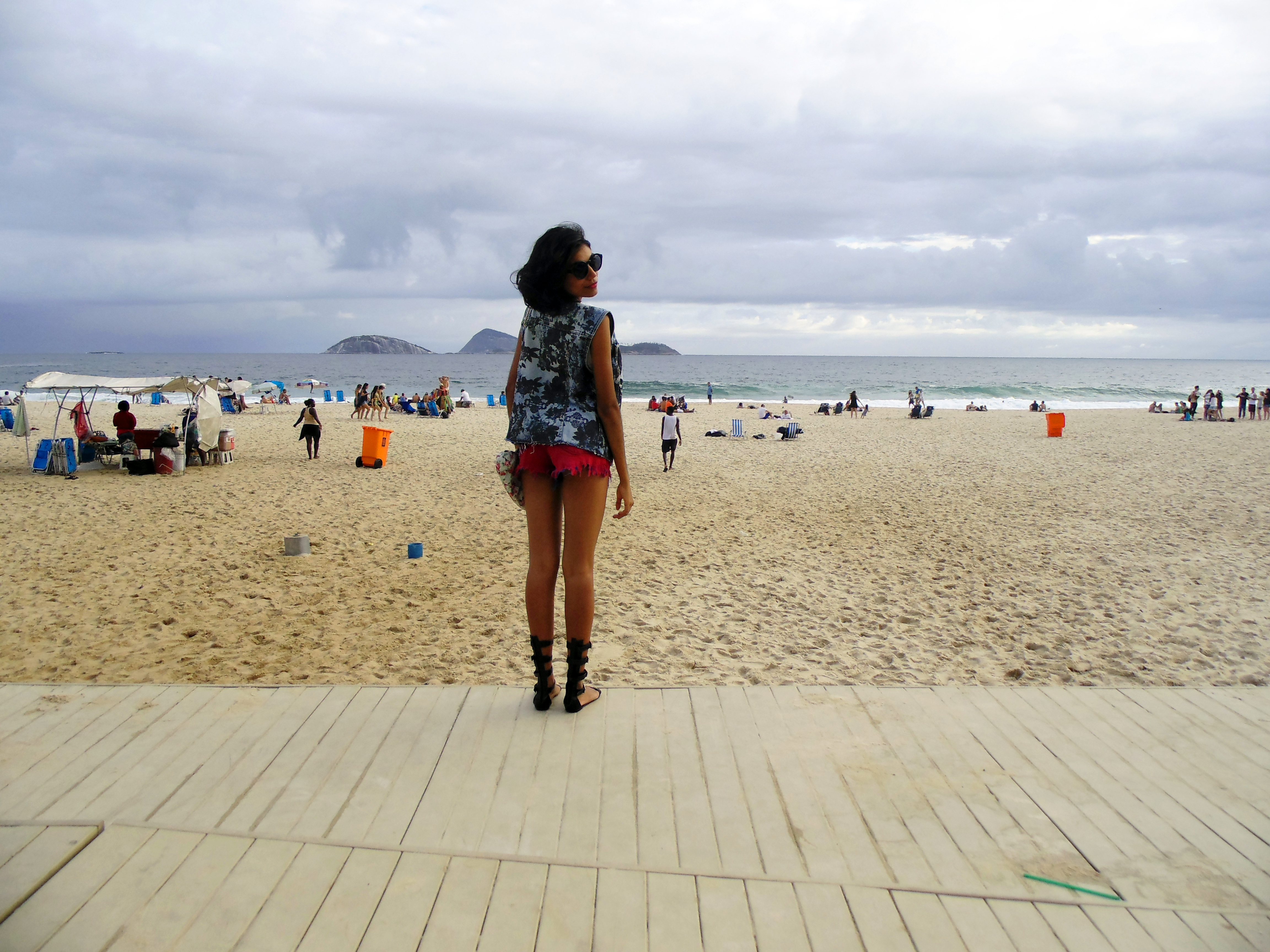 look_tshirt_flamingos_hot_pant_colete_jeans_estampado_elemenrais_gladiadora_8