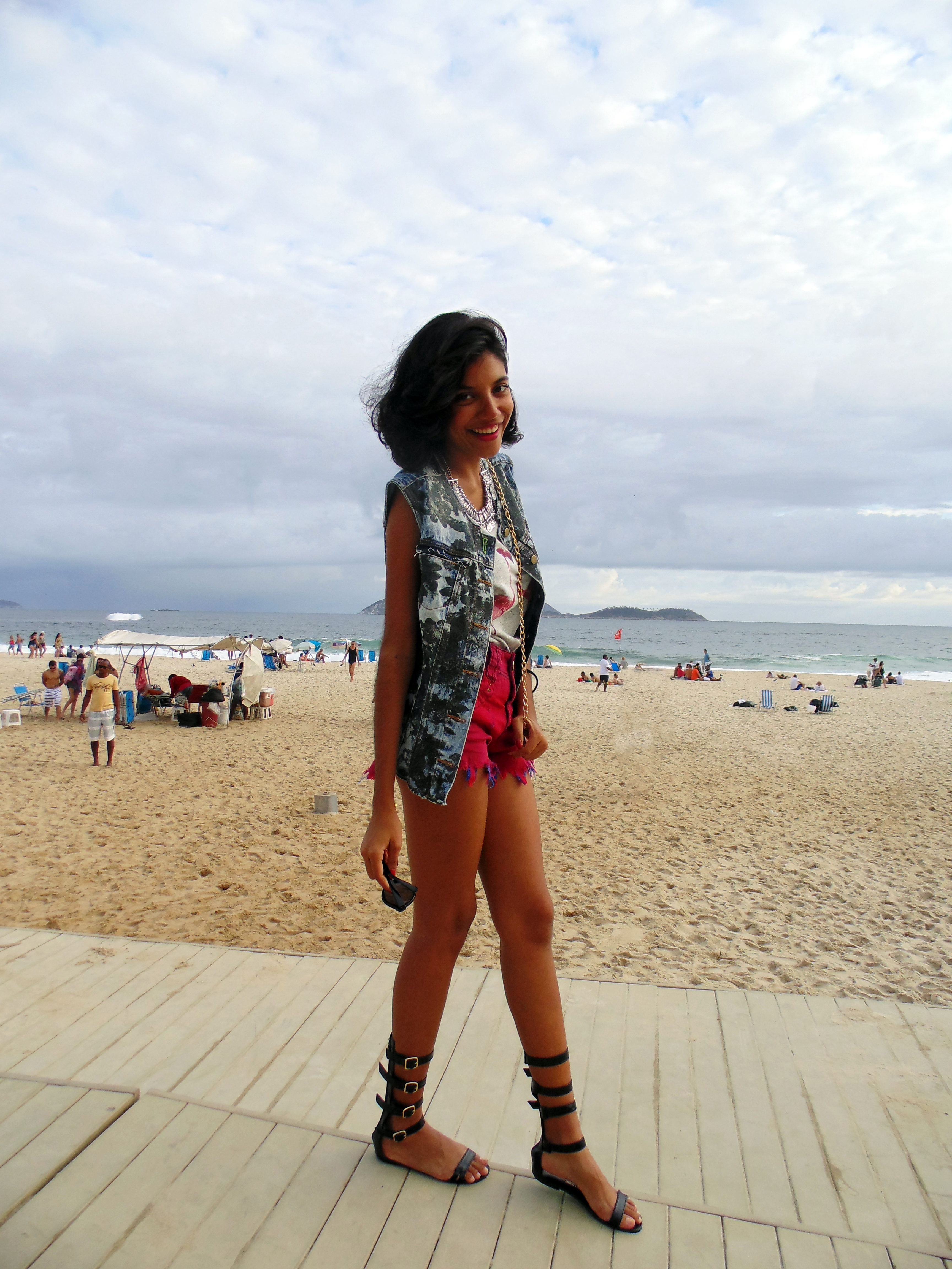 look_tshirt_flamingos_hot_pant_colete_jeans_estampado_elemenrais_gladiadora_9