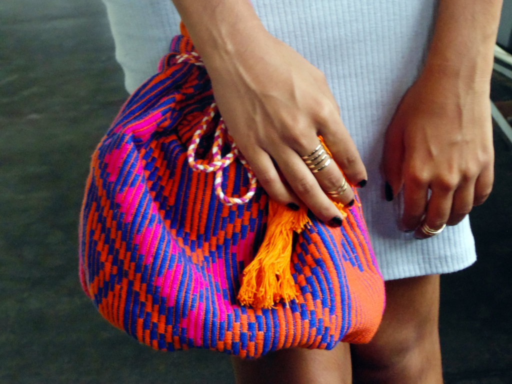 look_top_cropped_farm_saia_lapis_tenis_runing_colar_perola_wayuu_bag_tendencialist_6