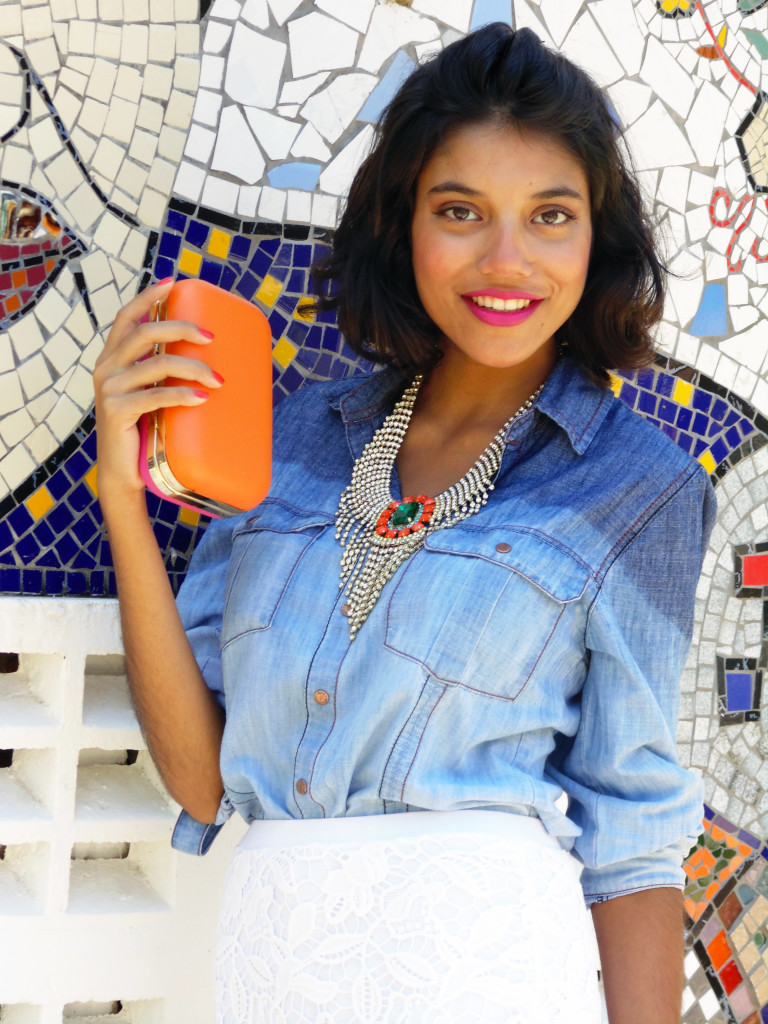 look_camisa_jeans_blu_k_saia_renda_branca_clutch_pink_laranja_maxi_colar_11