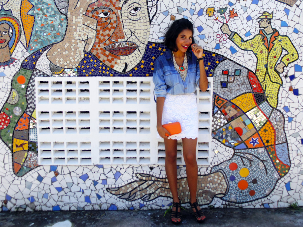 look_camisa_jeans_blu_k_saia_renda_branca_clutch_pink_laranja_maxi_colar_12