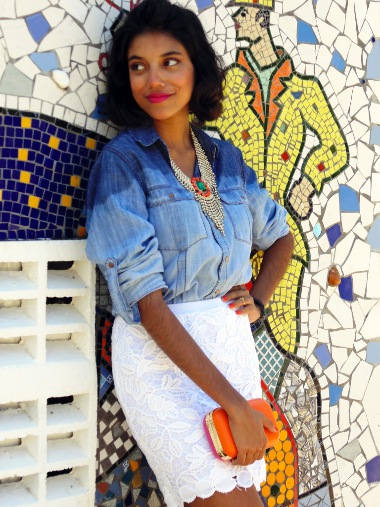 look_camisa_jeans_blu_k_saia_renda_branca_clutch_pink_laranja_maxi_colar_14