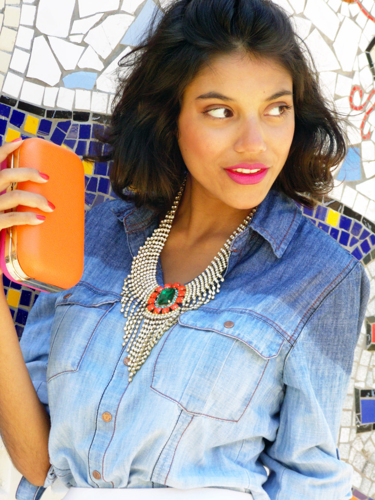 look_camisa_jeans_blu_k_saia_renda_branca_clutch_pink_laranja_maxi_colar_15