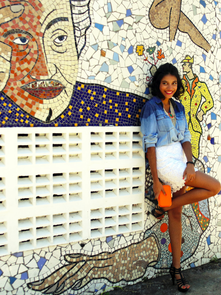 look_camisa_jeans_blu_k_saia_renda_branca_clutch_pink_laranja_maxi_colar_16
