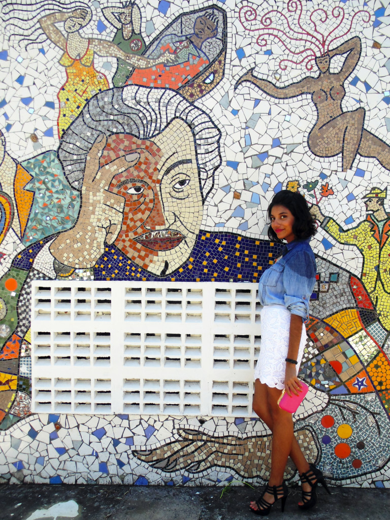 look_camisa_jeans_blu_k_saia_renda_branca_clutch_pink_laranja_maxi_colar_2