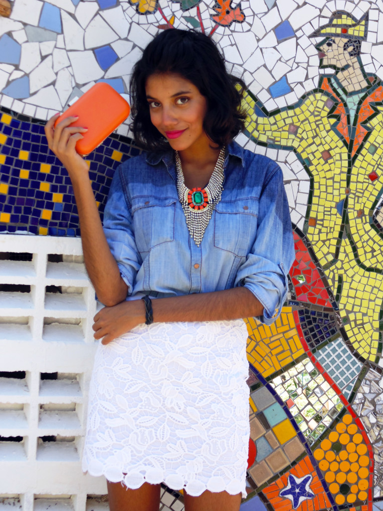 look_camisa_jeans_blu_k_saia_renda_branca_clutch_pink_laranja_maxi_colar_3
