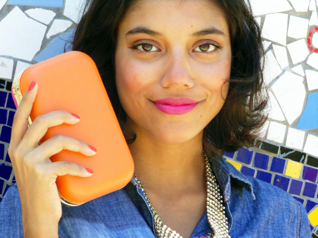 look_camisa_jeans_blu_k_saia_renda_branca_clutch_pink_laranja_maxi_colar_4