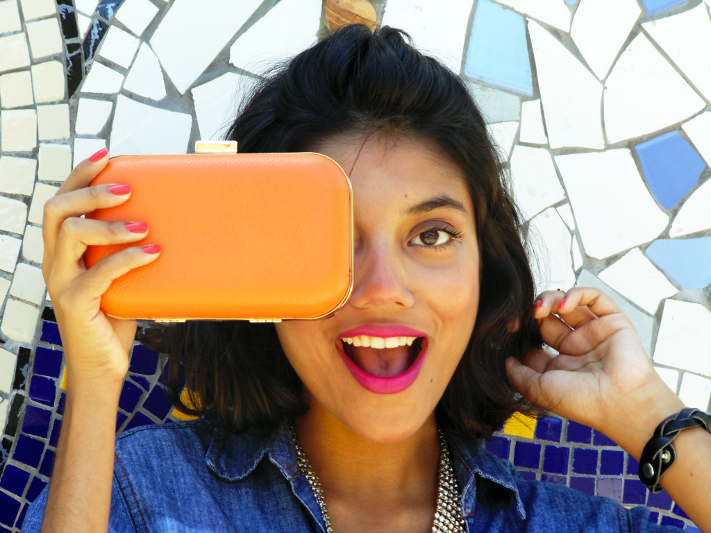 look_camisa_jeans_blu_k_saia_renda_branca_clutch_pink_laranja_maxi_colar_5