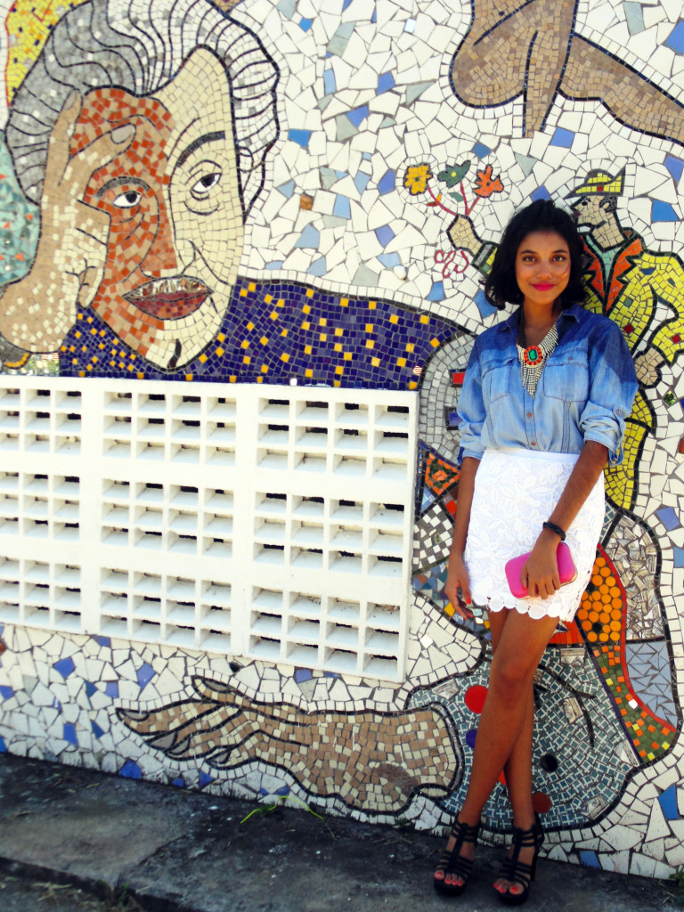 look_camisa_jeans_blu_k_saia_renda_branca_clutch_pink_laranja_maxi_colar_6