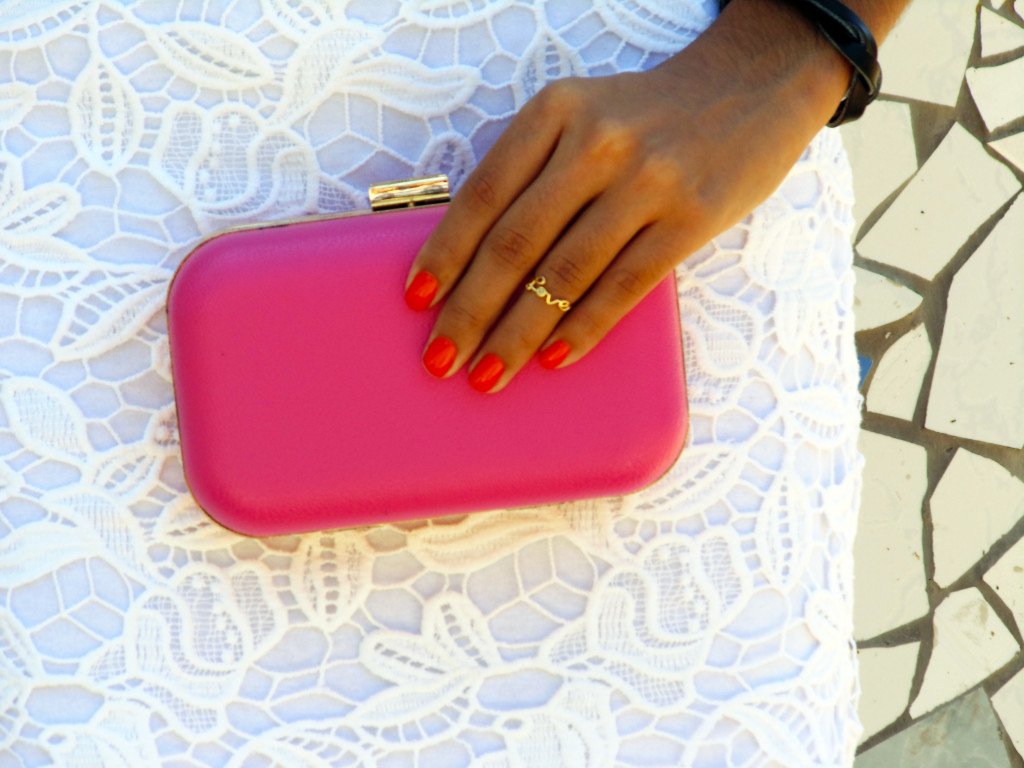 look_camisa_jeans_blu_k_saia_renda_branca_clutch_pink_laranja_maxi_colar_7