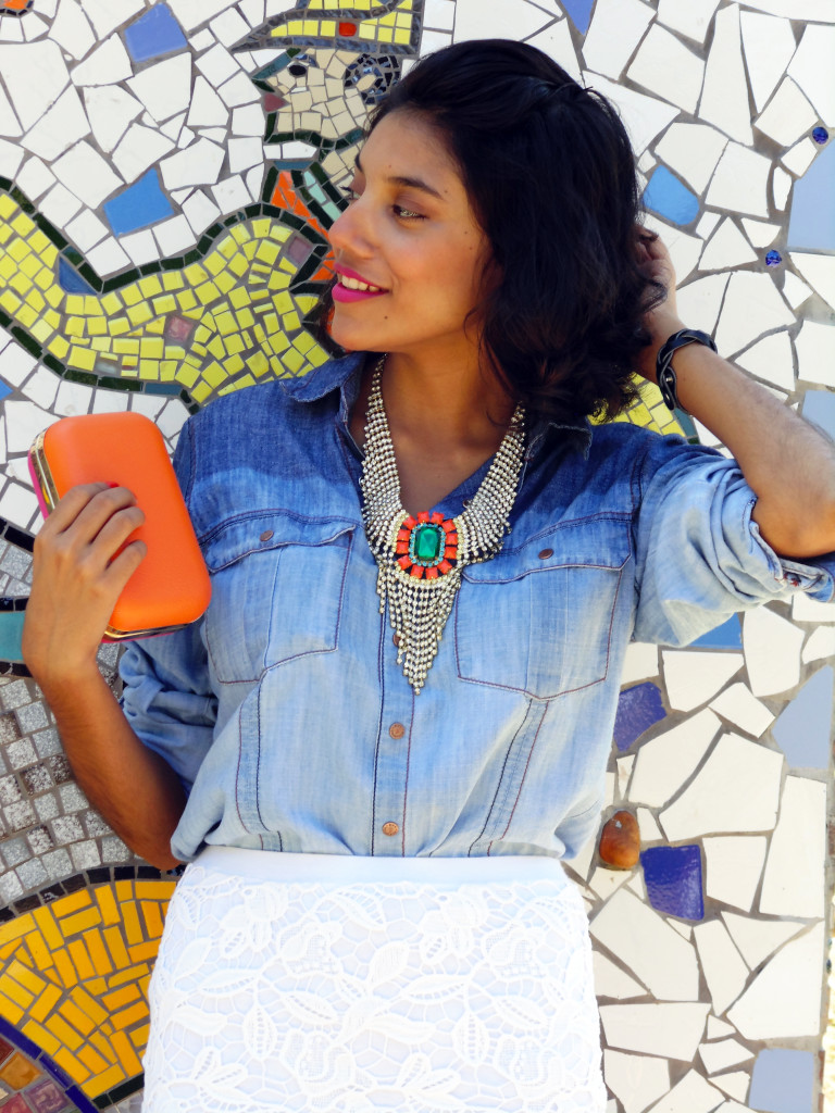 look_camisa_jeans_blu_k_saia_renda_branca_clutch_pink_laranja_maxi_colar_8