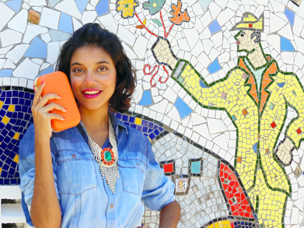 look_camisa_jeans_blu_k_saia_renda_branca_clutch_pink_laranja_maxi_colar_9