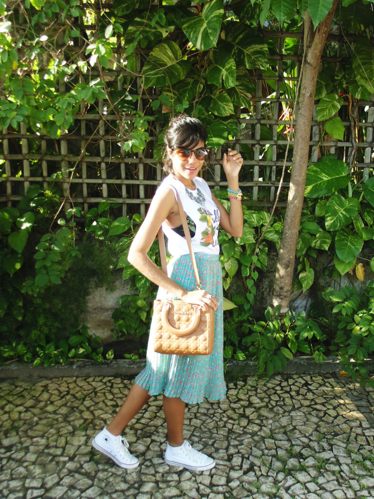 look_casaco_verde_militar_tshirt_cano_cano_saia_midi_plissada_floral_all_star_branco_1