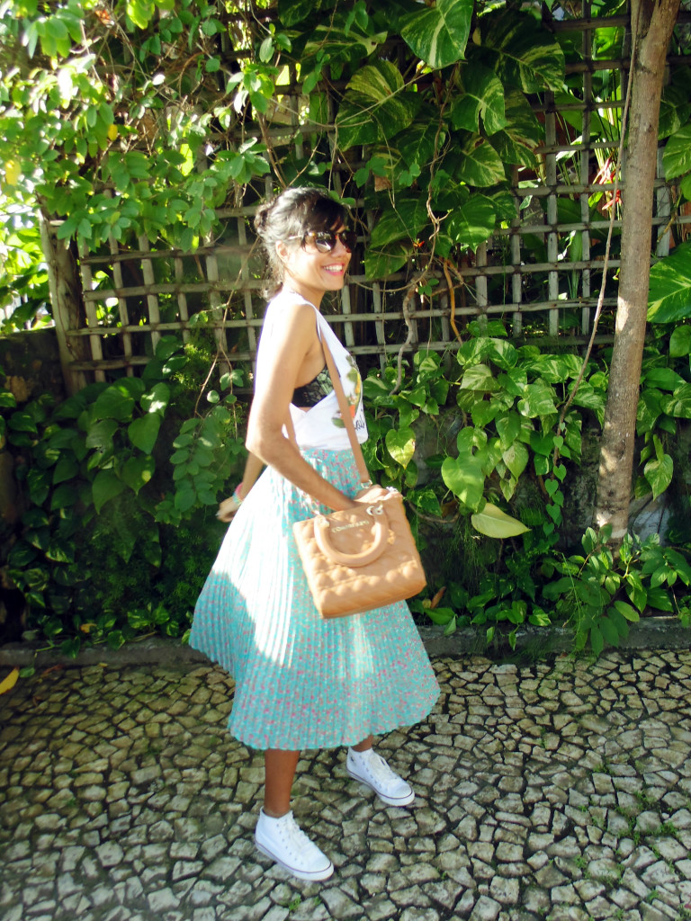 look_casaco_verde_militar_tshirt_cano_cano_saia_midi_plissada_floral_all_star_branco_3