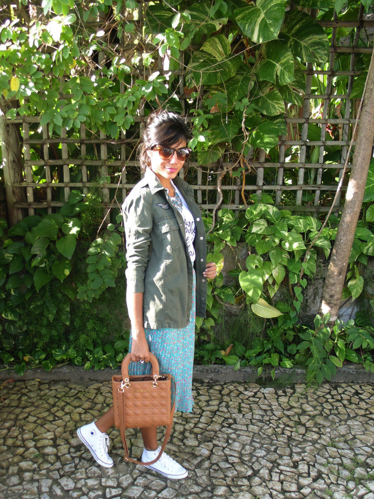 look_casaco_verde_militar_tshirt_cano_cano_saia_midi_plissada_floral_all_star_branco_4