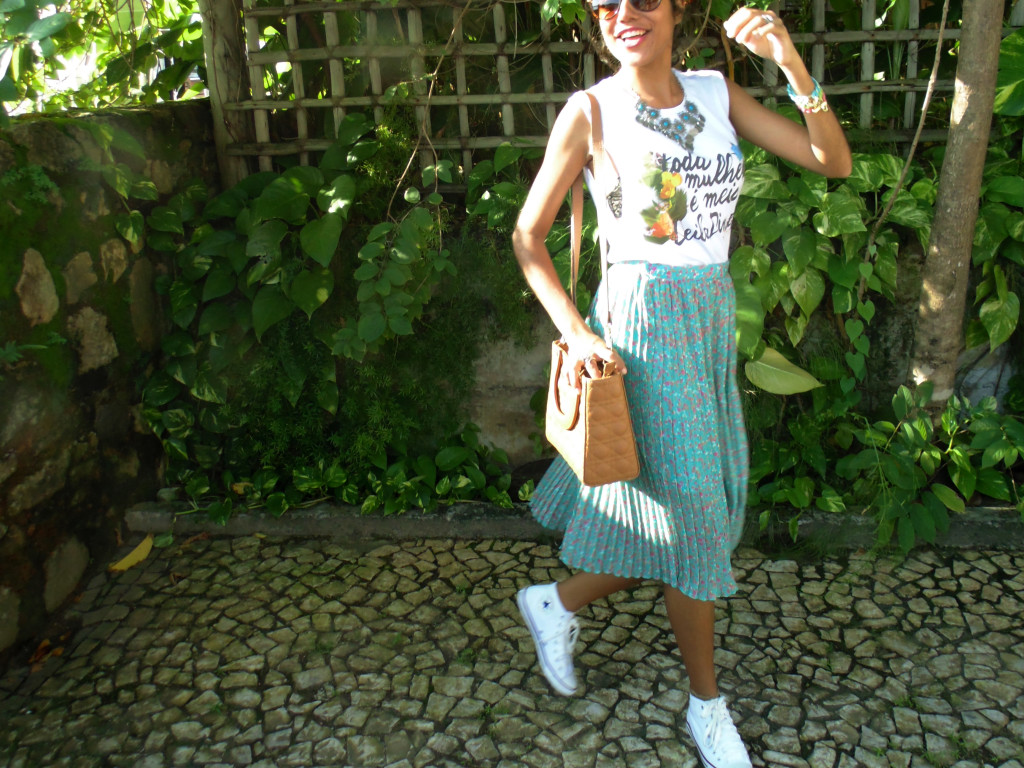 look_casaco_verde_militar_tshirt_cano_cano_saia_midi_plissada_floral_all_star_branco_5