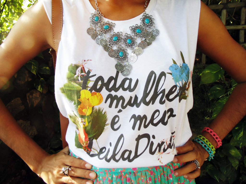 look_casaco_verde_militar_tshirt_cano_cano_saia_midi_plissada_floral_all_star_branco_6