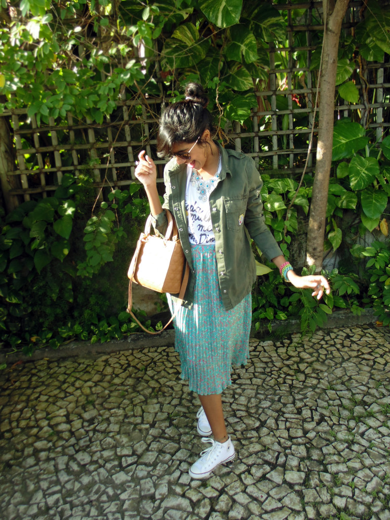 look_casaco_verde_militar_tshirt_cano_cano_saia_midi_plissada_floral_all_star_branco_7