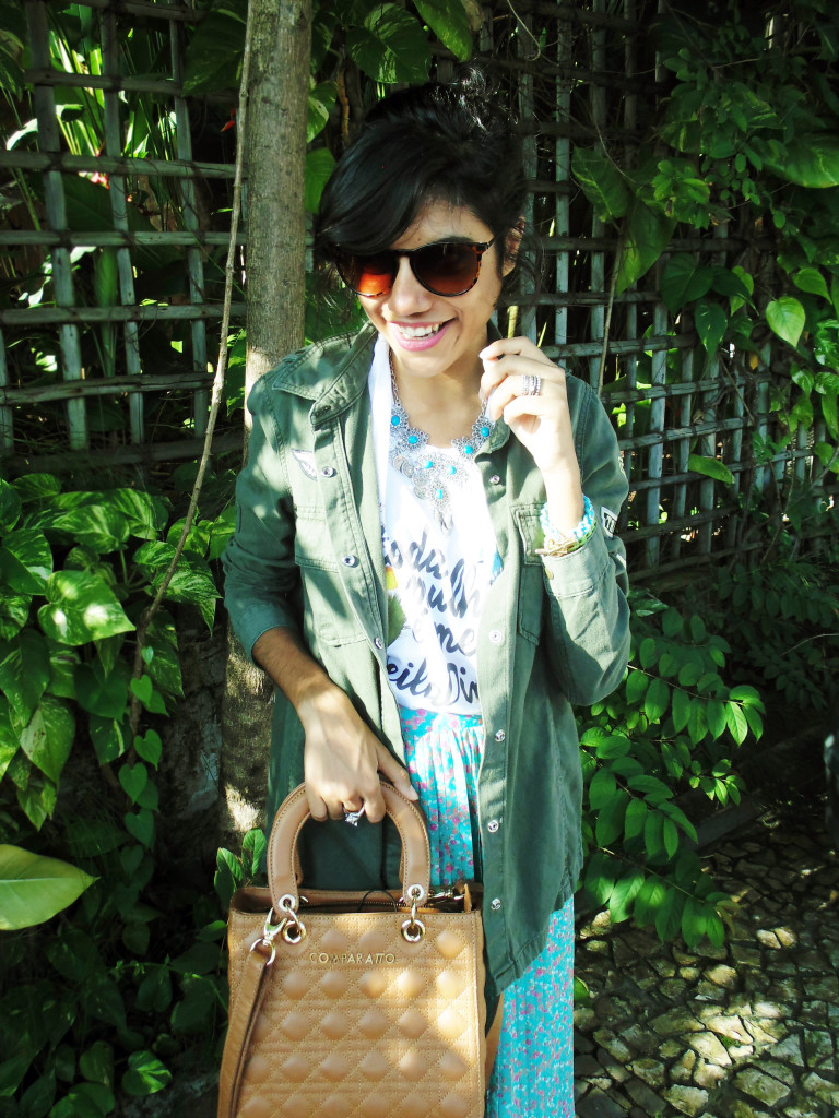 look_casaco_verde_militar_tshirt_cano_cano_saia_midi_plissada_floral_all_star_branco_8