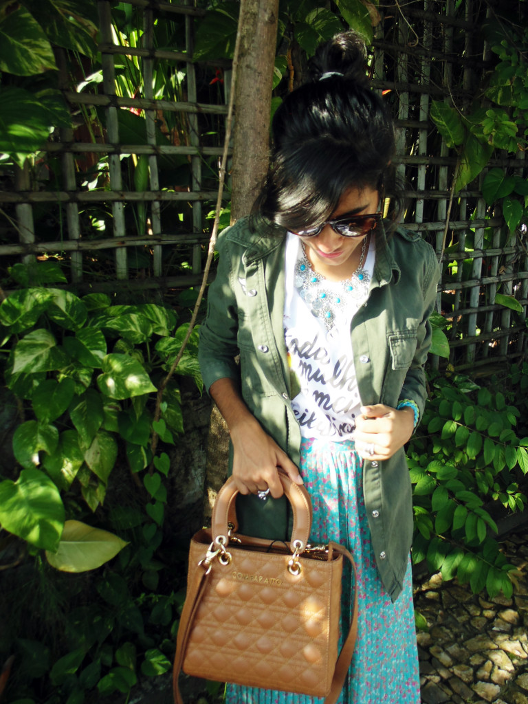 look_casaco_verde_militar_tshirt_cano_cano_saia_midi_plissada_floral_all_star_branco_9