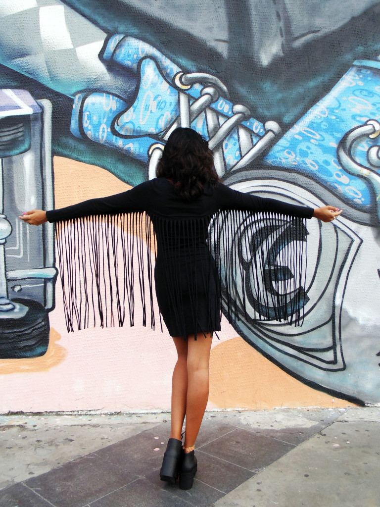 look_tendencialist_vestido_curto_manga_longa_franjas_melissa_stellar_dance_machine_3