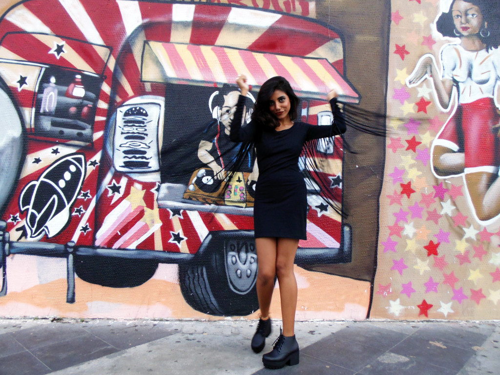 look_tendencialist_vestido_curto_manga_longa_franjas_melissa_stellar_dance_machine_5